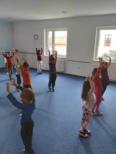 Cvičení dětské jógy